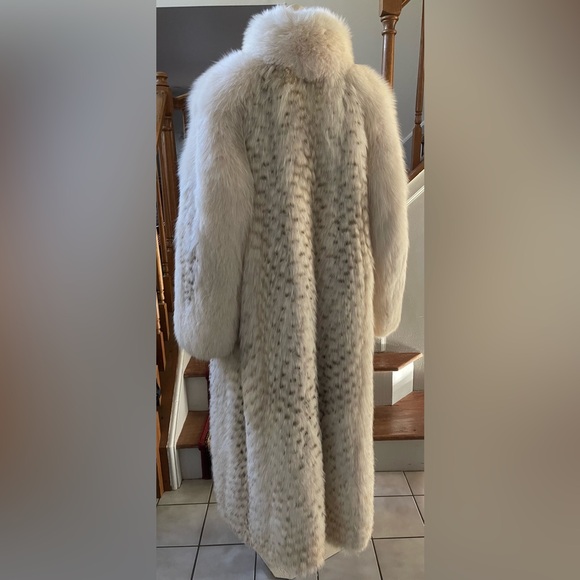 Elegant White Fox Fur Coat With Brownish Fur Markings - Picture 7 of 11